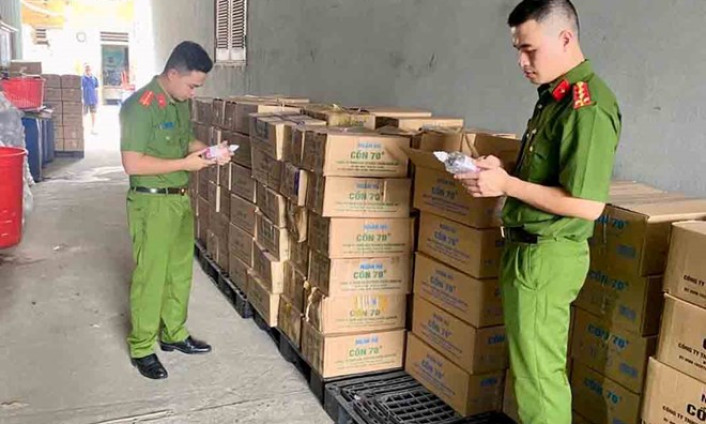 Phát hiện 2 công ty sản xuất cồn y tế giả, quy mô lớn