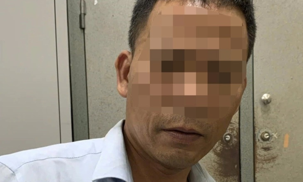 Người đàn ông bóp cổ, đấm vào mặt cảnh sát giao thông