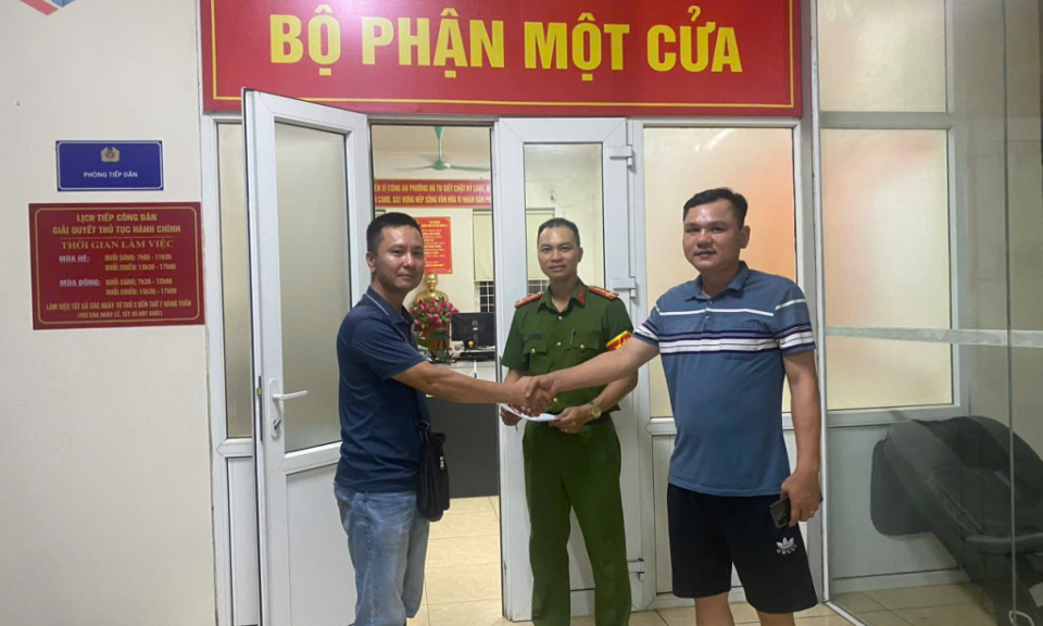 Công an phường Hà Tu hỗ trợ người dân trao - nhận lại gần 40 triệu đồng chuyển nhầm