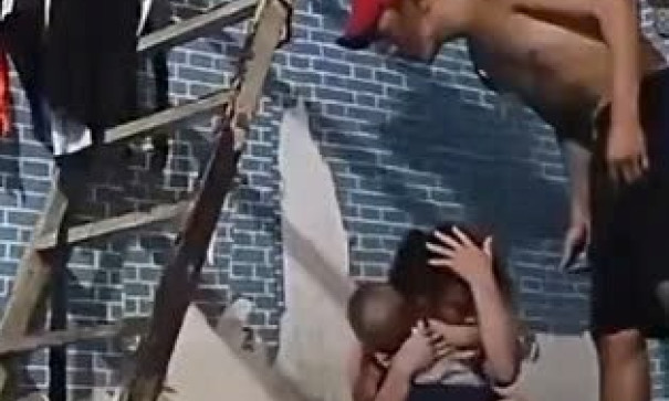 Đã bắt được đối tượng vừa đánh người phụ nữ ôm con nhỏ vừa livestream