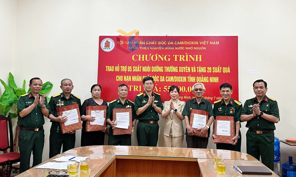 Trao quà cho nạn nhân chất độc da cam/dioxin