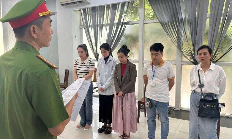 Khởi tố nhóm đối tượng lập phòng khám để tuyển dụng bác sĩ giả, lừa dối khách hàng