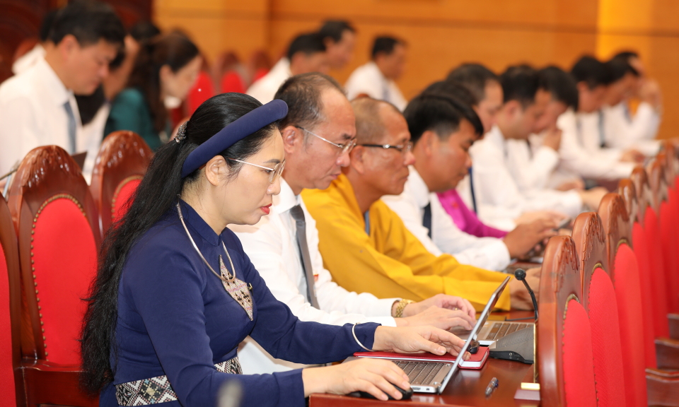 Đại biểu HĐND tỉnh nghe các báo cáo, tờ trình