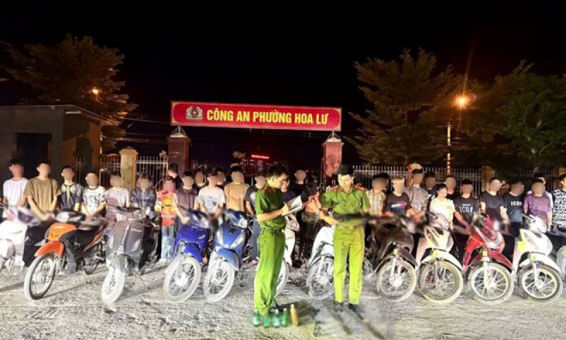 40 đối tượng mang theo hung khí, lạng lách, ném chai bia vào người đi đường ở Ninh Bình