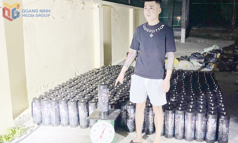 Phát hiện, bắt giữ đối tượng vận chuyển trái phép 384 bình khí cười