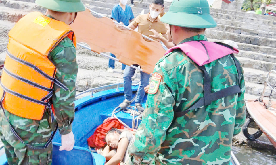 Đồn Biên phòng Ngọc Vừng: Cứu nạn kịp thời một ngư dân bị tời lưới quấn gãy chân trên biển