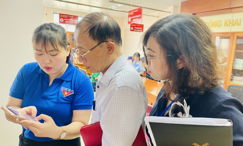 Phường Hạ Long: Hỗ trợ người dân cài đặt chữ ký số