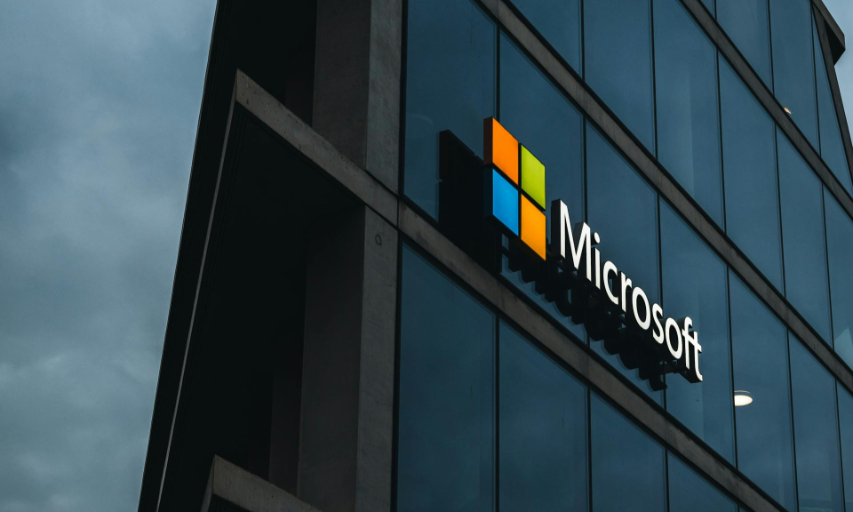 Bất ngờ chiến lược mua chất thải người để giảm khí thải của Microsoft
