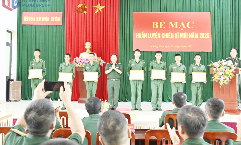 BĐBP tỉnh Quảng Ninh: Bế giảng khóa huấn luyện chiến sĩ mới năm 2025