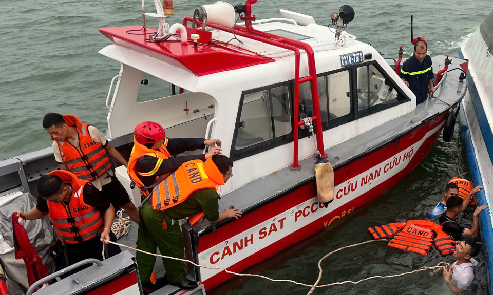 Thủ tướng chỉ đạo khẩn trương tìm kiếm cứu nạn vụ đắm tàu trên Vịnh Hạ Long