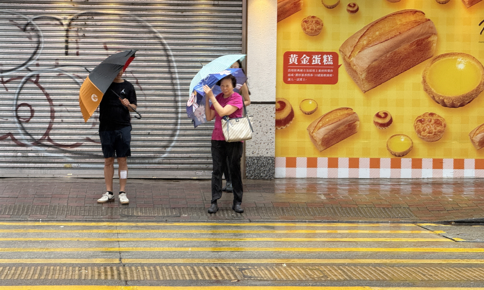 Hong Kong (Trung Quốc) nâng mức cảnh báo bão Wipha lên mức cao nhất 