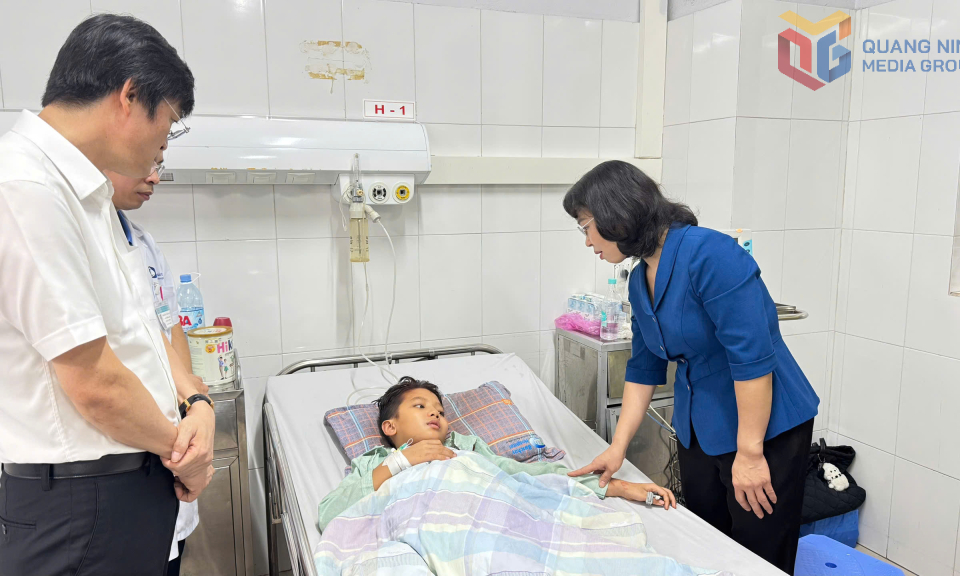Đồng chí Phó Bí thư Thường trực Tỉnh ủy, Chủ tịch HĐND tỉnh thăm hỏi, động viên người bị thương vụ đắm tàu du lịch