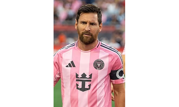 Messi phá kỷ lục của Ronaldo