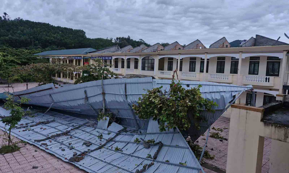 Giông lốc khiến 2 người ở Hà Tĩnh mất tích, 58 tàu cá bị chìm