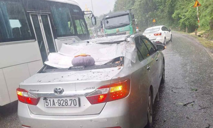 Cây rừng cao gần 10m ở đèo Bảo Lộc bất ngờ ngã đổ, đè trúng xe ôtô đang lưu thông