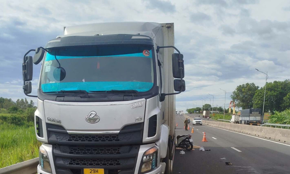 Tông vào đuôi xe tải đỗ bên quốc lộ, 3 bà cháu ở Đắk Lắk tử vong