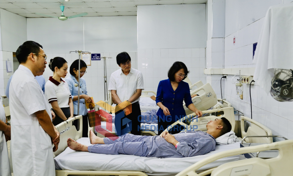 Phó Bí thư Thường trực Tỉnh ủy, Chủ tịch HĐND tỉnh Trịnh Thị Minh Thanh thăm hỏi, động viên người bị thương vụ đắm tàu du lịch, tháng 7-2025