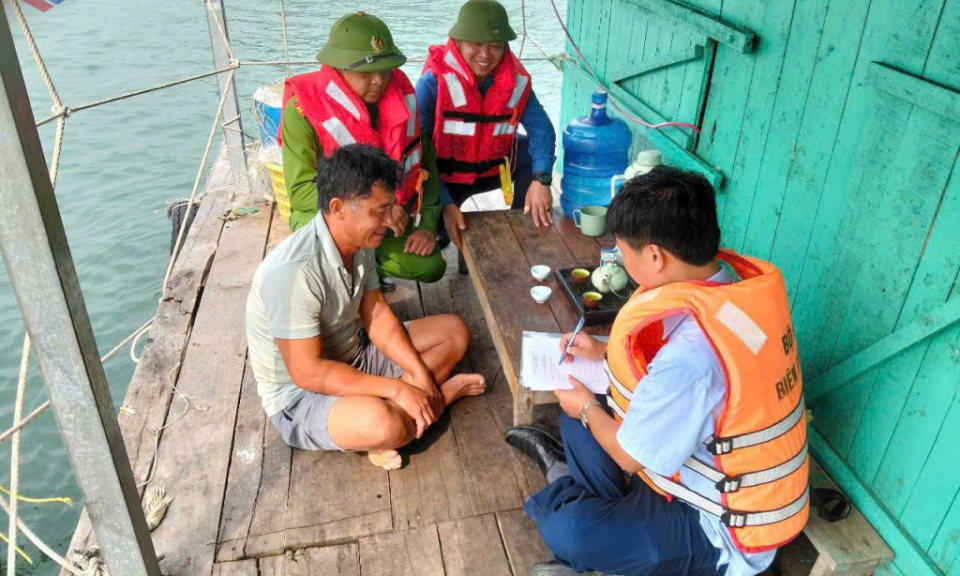 Quảng Ninh: Di dời hơn 7.500 người ở các khu nuôi trồng thủy sản lên bờ an toàn