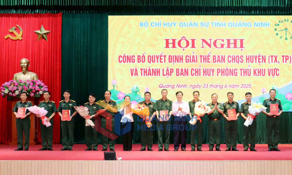 Công bố quyết định giải thể Ban CHQS cấp huyện và thành lập Ban Chỉ huy Phòng thủ khu vực, tháng 7-2025