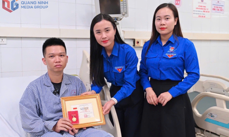 Trao Huy hiệu “Tuổi trẻ dũng cảm” cho đoàn viên cứu 4 người trong vụ lật tàu trên Vịnh Hạ Long