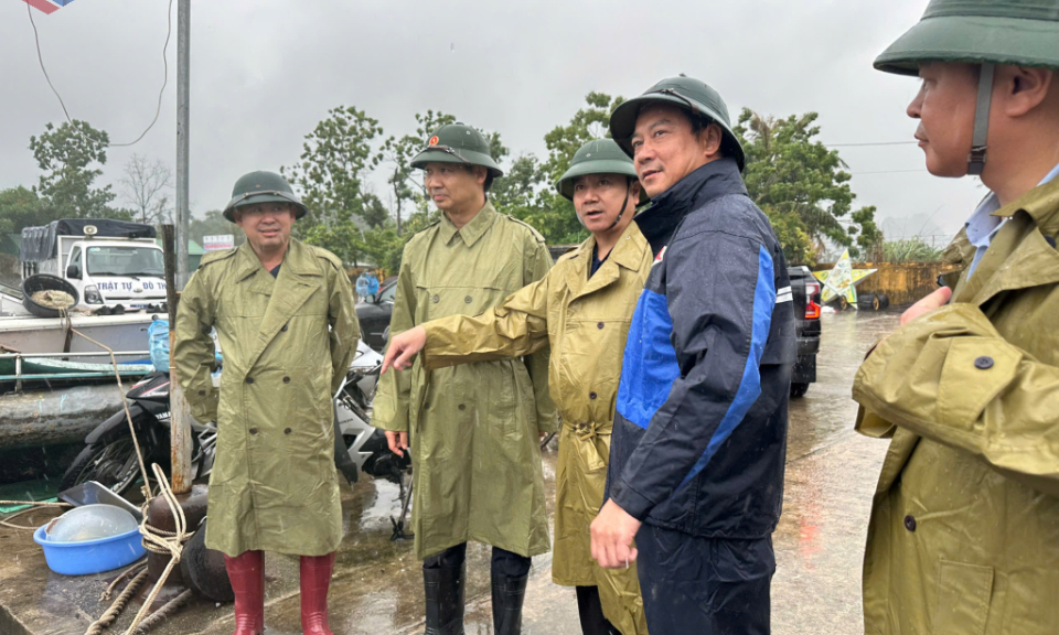Phó Chủ tịch UBND tỉnh Nguyễn Văn Công kiểm tra phòng, chống bão tại cảng cá phường Hà Tu