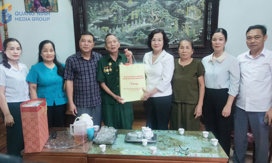 Trưởng Ban Tổ chức Tỉnh ủy Bùi Thúy Phượng thăm, tặng quà gia đình chính sách tại xã Ba Chẽ