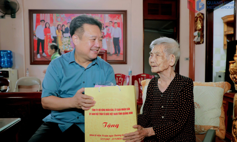 Chủ nhiệm Ủy ban Kiểm tra Tỉnh ủy thăm, tặng quà người có công với cách mạng