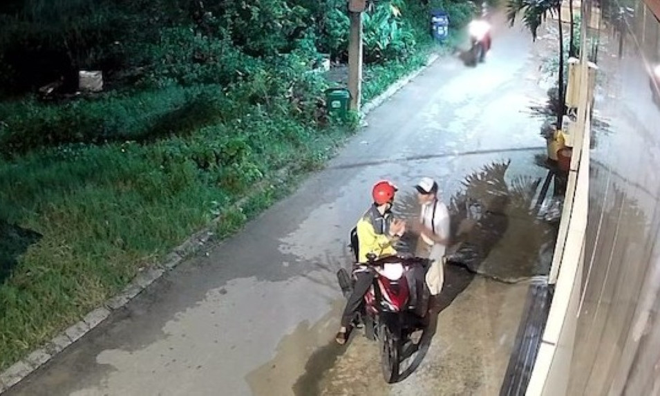 Người đàn ông mặc áo xe ôm công nghệ giật hơn 100 tờ vé số của người khuyết tật