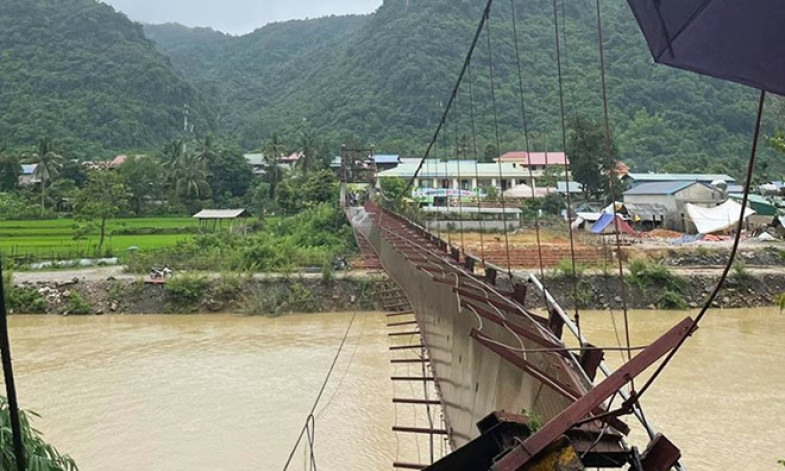Đứt cáp cầu treo ở Điện Biên, ôtô rơi xuống sông