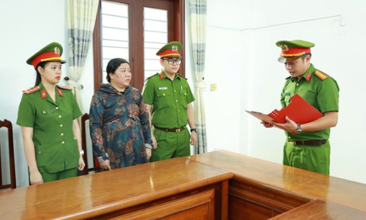Bắt tạm giam người phụ nữ lừa đảo hơn 1 tỉ đồng để đánh bạc trực tuyến