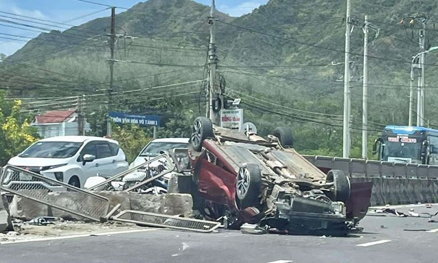 Xe ôtô nổ lốp, lao vào xe đầu kéo và dải phân cách trên Quốc lộ 1