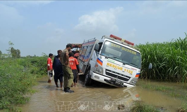 Lũ quét cuốn trôi nhiều xe chở khách du lịch tại Pakistan