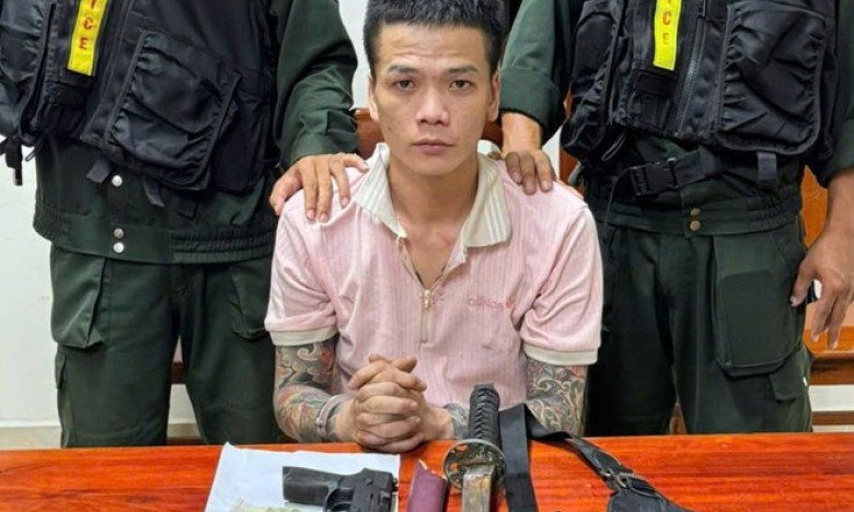 Nam thanh niên thủ súng, kiếm đến xô ẩu tại quán kinh doanh