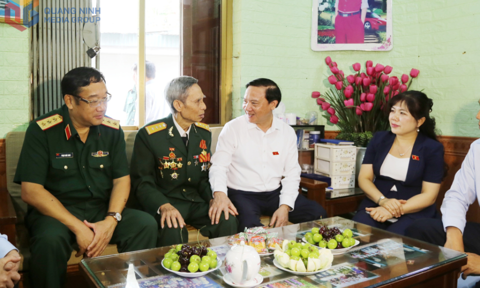 Phó Chủ tịch Quốc hội Nguyễn Khắc Định thăm, tặng quà người có công tại Quảng Ninh
