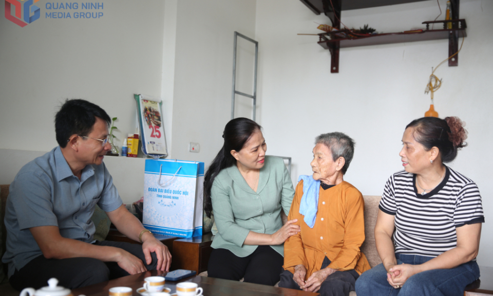 Phó Chủ nhiệm Ủy ban Xã hội của Quốc hội Đỗ Thị Lan thăm, tặng quà người có công tại phường Liên Hòa và Yên Tử