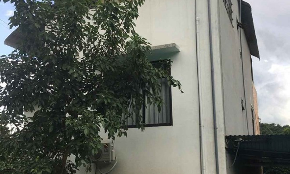 Cửa sổ không có song chắn, cháu bé ngã từ tầng 2 khách sạn khi đi du lịch ở Ninh Bình