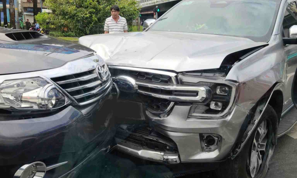 Ôtô nổ lốp, va chạm với nhiều xe khác dưới cầu Nguyễn Tri Phương ở TPHCM