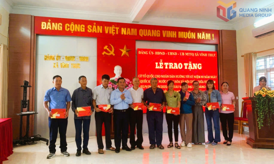 Xã Vĩnh Thực trao tặng cờ Tổ quốc cho nhân dân