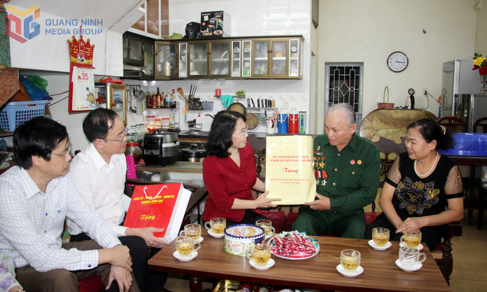 Đồng chí Phó Bí thư Thường trực Tỉnh ủy, Chủ tịch HĐND tỉnh, thăm tặng quà gia đình chính sách