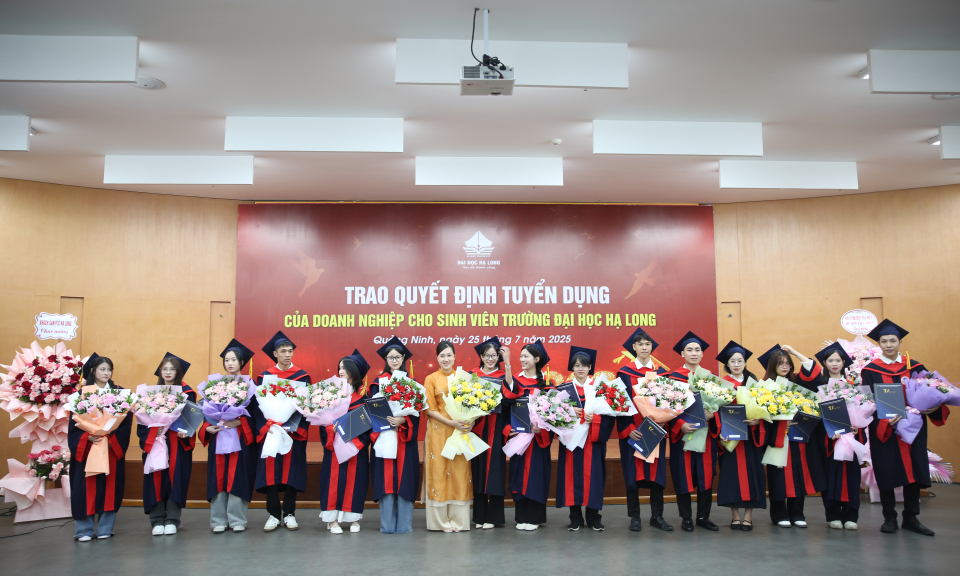 Gần 200 sinh viên Trường Đại học Hạ Long được tuyển dụng trước khi tốt nghiệp