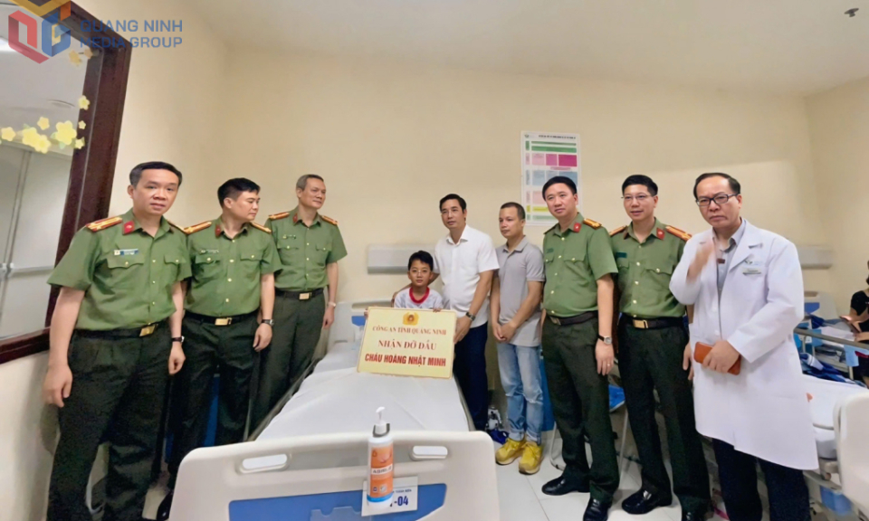 Công an tỉnh Quảng Ninh nhận đỡ đầu nạn nhân sống sót trong vụ lật tàu du lịch 