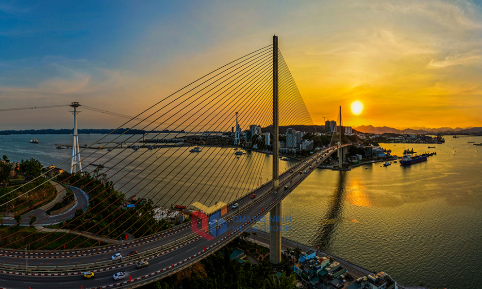 Hoàng hôn trên cầu Bãy Cháy