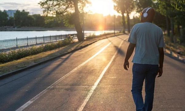 Thói quen phải làm buổi sáng giúp tăng cường vitamin D và serotonin cho cả ngày