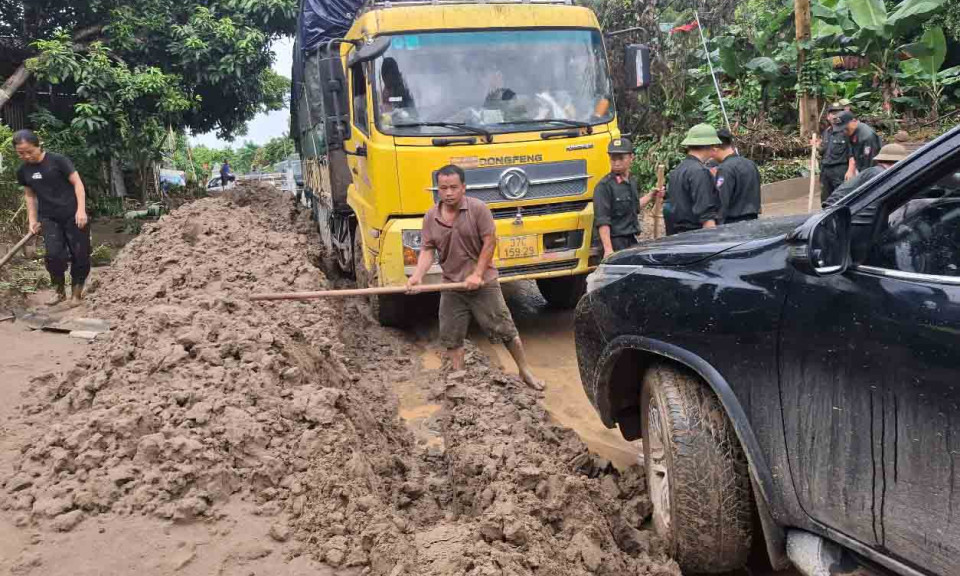 Đã thông tuyến Quốc lộ 7 độc đạo lên vùng lũ miền tây Nghệ An sau 4 ngày chia cắt