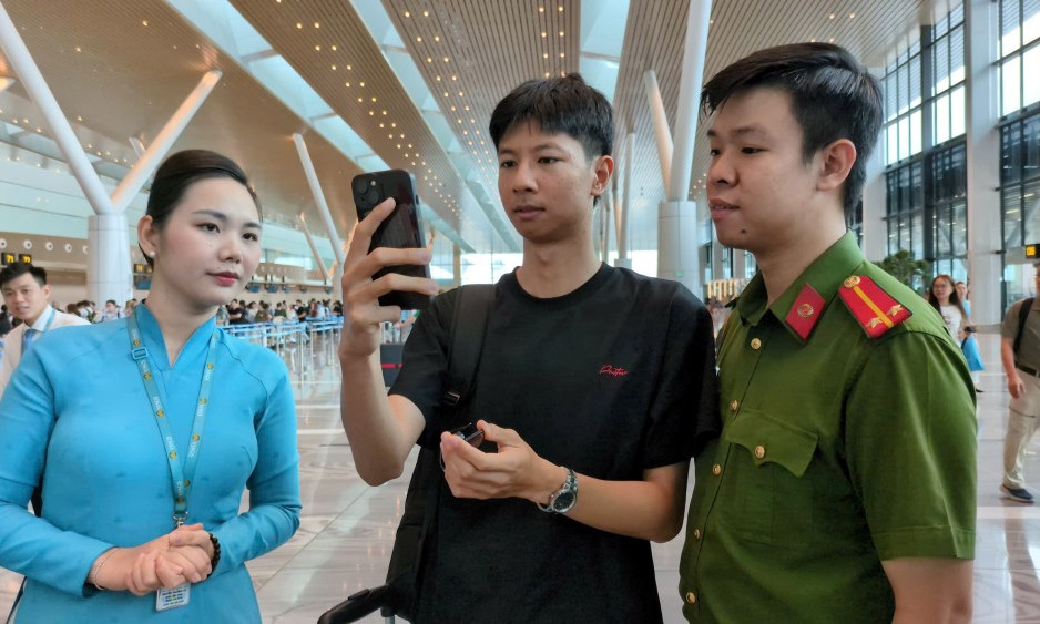Không cần giấy tờ, hành khách dễ dàng làm thủ tục bay bằng quét khuôn mặt qua VNeID