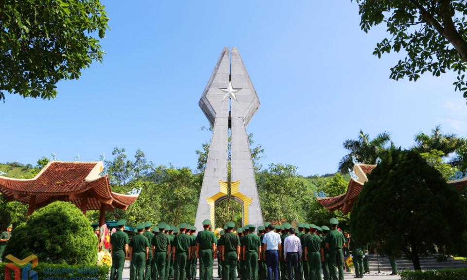 Thượng tướng Hoàng Xuân Chiến, Thứ trưởng Bộ Quốc phòng, dâng hương tại Khu di tích lịch sử quốc gia Pò Hèn