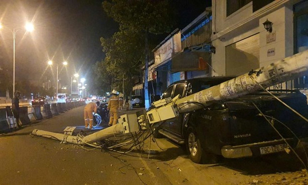 Xe ben bị bật thùng làm gãy trụ điện trên đại lộ, gây mất điện ở Khánh Hòa