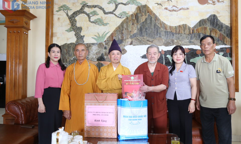 Đại biểu Quốc hội tỉnh thăm, tặng quà gia đình chính sách phường An Sinh