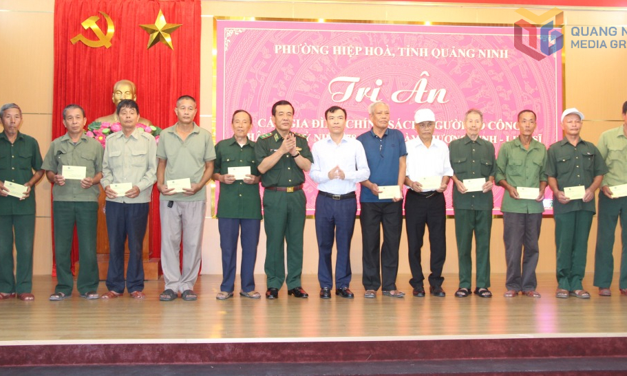 Trung tướng Lê Đức Thái, Ủy viên Trung ương Đảng, Tư lệnh Biên phòng Việt Nam, tặng quà gia đình chính sách phường Hiệp Hòa
