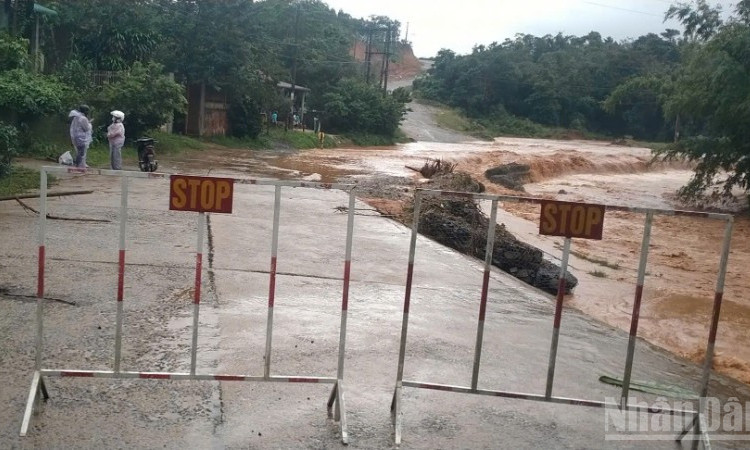 Quảng Trị: Cứu 4 người trong xe ô-tô bị lũ cuốn trôi